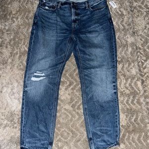 I am selling Men jeans,Color medium authentic ripped, brand Old Navy.